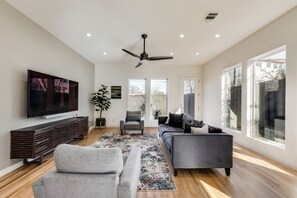 Living area - Spacious 3-bedroom townhome in lovely Dallas (Dallas)