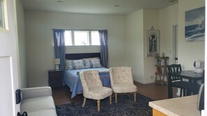Room - Awesome 1-bedroom cottage in sunny Sequim for a relaxing stay (Sequim)