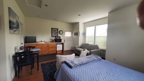 Room - Awesome 1-bedroom cottage in sunny Sequim for a relaxing stay (Sequim)
