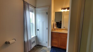 Bathroom - Awesome 1-bedroom cottage in sunny Sequim for a relaxing stay (Sequim)