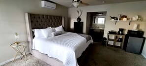 Room - Modern Studio Refrigeration King Bed (El Paso)