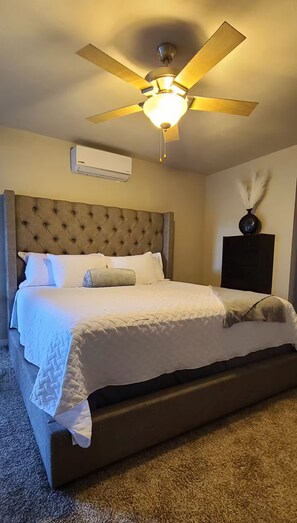 Room - Modern Studio Refrigeration King Bed (El Paso)