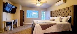 Room - Modern Studio Refrigeration King Bed (El Paso)
