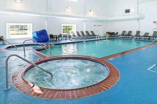 6 Bedrooms Total, Sleeps Up to 16 Guests, 2 Nearby Resort Townhomes,