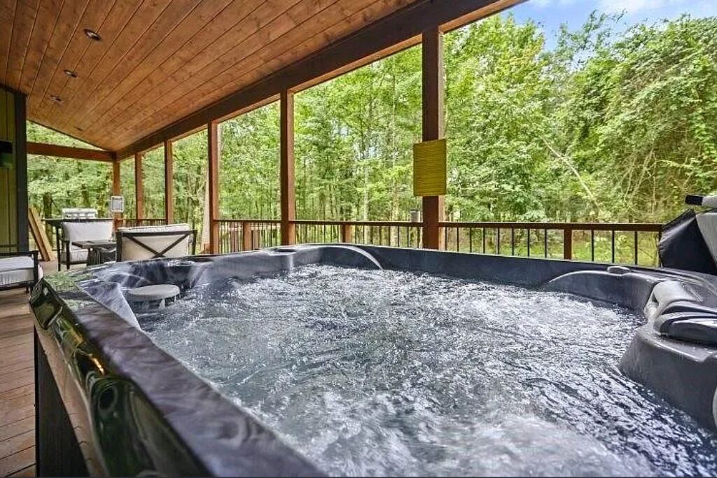 Outdoor spa tub