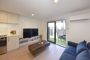 TV - The Moorhouse Hideaway | Modern 1BR City Retreat (Christchurch)