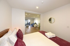 Iron/ironing board, WiFi, bed sheets - The Moorhouse Hideaway | Modern 1BR City Retreat (Christchurch)