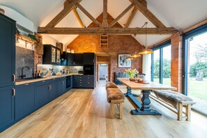 Fridge, microwave, oven, stovetop - Lapworth Barn - Luxury Cottages (Lapworth)