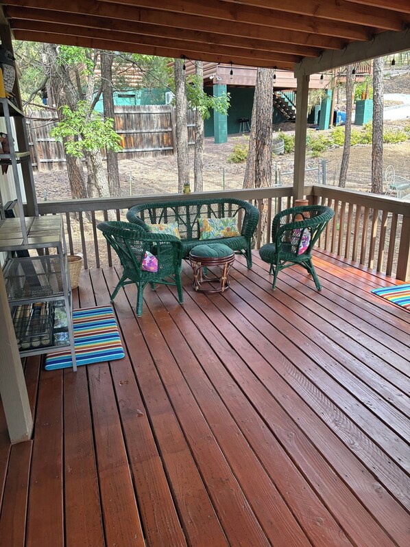 Property grounds - Soothing 2-bedroom house with yard in Pinetop-Lakeside (Pinetop-Lakeside)