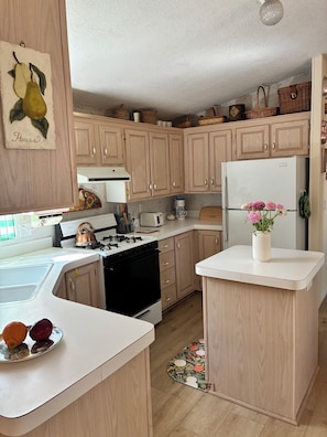 Fridge, microwave, oven, stovetop - Soothing 2-bedroom house with yard in Pinetop-Lakeside (Pinetop-Lakeside)