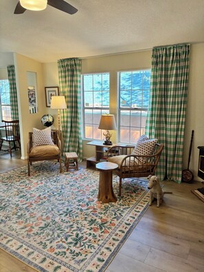 Smart TV, fireplace, books - Soothing 2-bedroom house with yard in Pinetop-Lakeside (Pinetop-Lakeside)