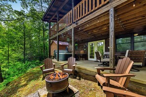 Terrace/patio - Secluded Smoky Cabin, Hot Tub, Fire Pit, Game Room (Sevierville)