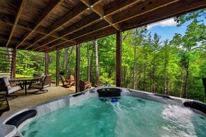 Outdoor dining - Secluded Smoky Cabin, Hot Tub, Fire Pit, Game Room (Sevierville)