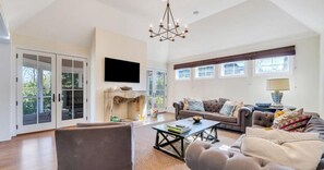 Smart TV - Amagansett Contemporary Home- 6BR/6BA (Amagansett)