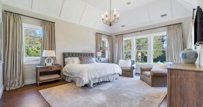 6 bedrooms, iron/ironing board, WiFi, bed sheets - Amagansett Contemporary Home- 6BR/6BA (Amagansett)