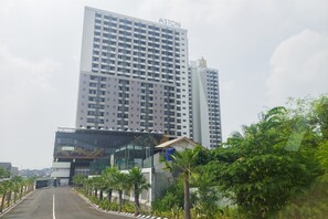 Um edifício alto com o nome 'ASTON' no topo.