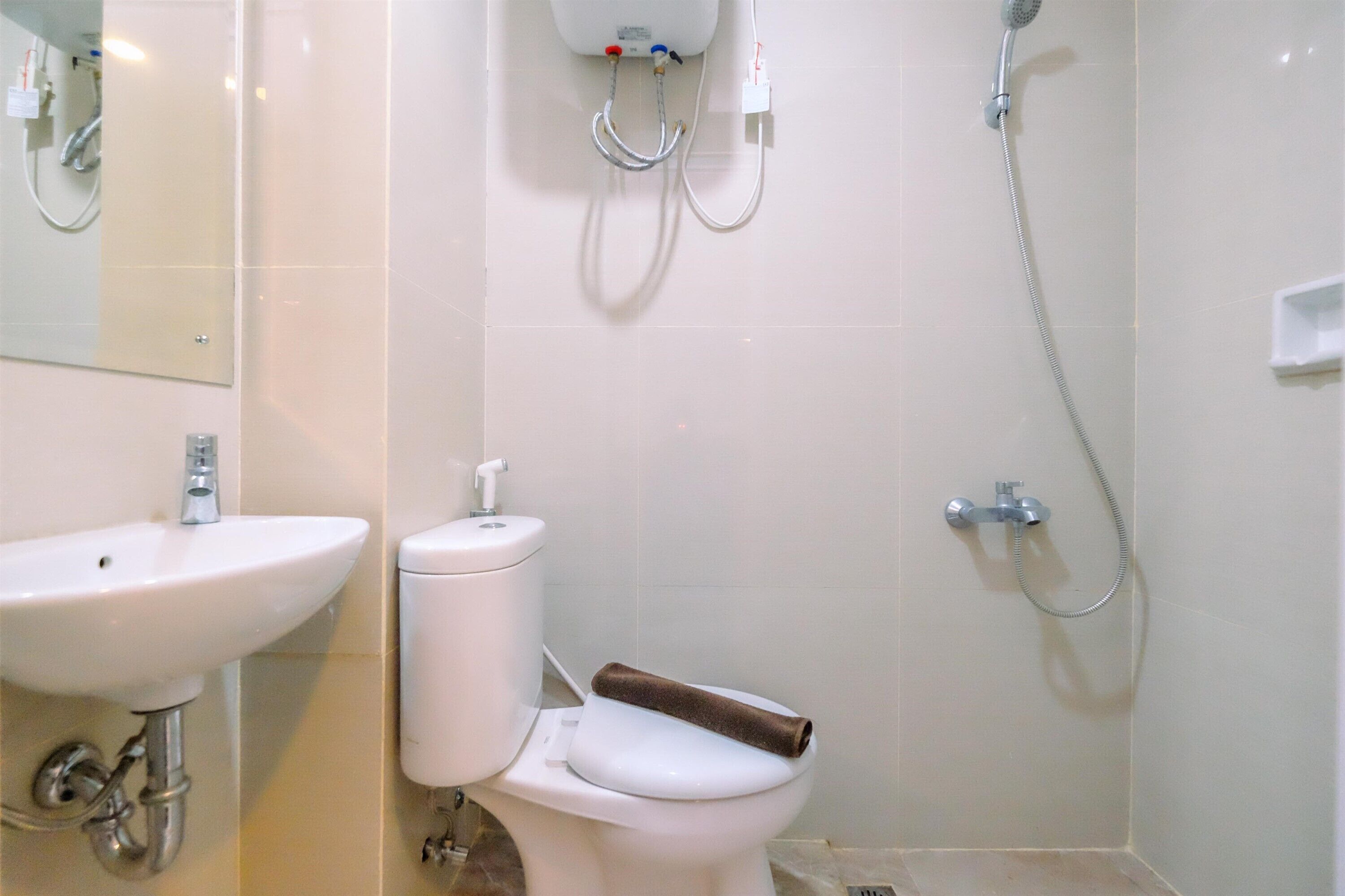 Une salle de bain avec un lavabo, des toilettes et une douche.