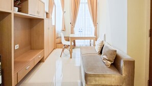 Ein moderner Raum mit einer Couch, einem Esstisch und eingebauten Holzschränken.