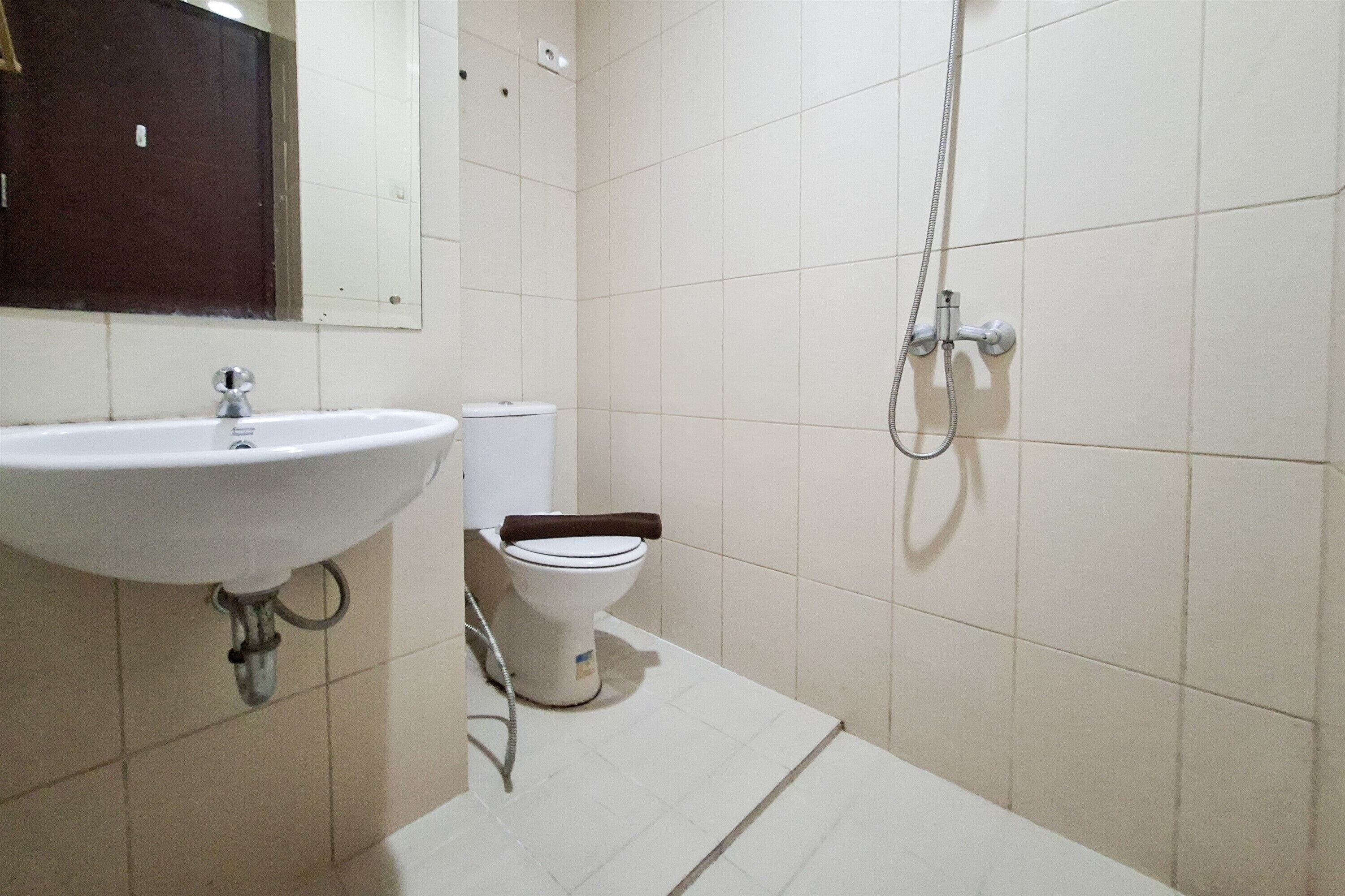Un bany amb rentatge, vàter i plat de dutxa.