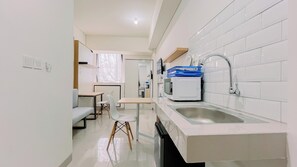 Standard Studio | Private kitchen - Warm And Comfy Studio Apartment (No Kitchen) Bandaraya - Tallasa City Makassar (Makassar)