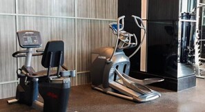 Ein Fitnessstudio mit Laufbändern und Krafttrainingsgeräten.