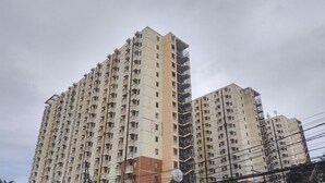 Un edificio residencial alto con múltiples balcones y un estilo arquitectónico uniforme.