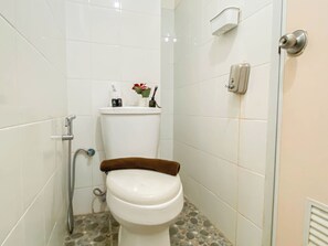 Ein Badezimmer mit Toilette, Dusche und Waschbecken.