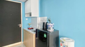 Eine moderne Küche mit Spüle, Kaffeemaschine und Wasserspender.