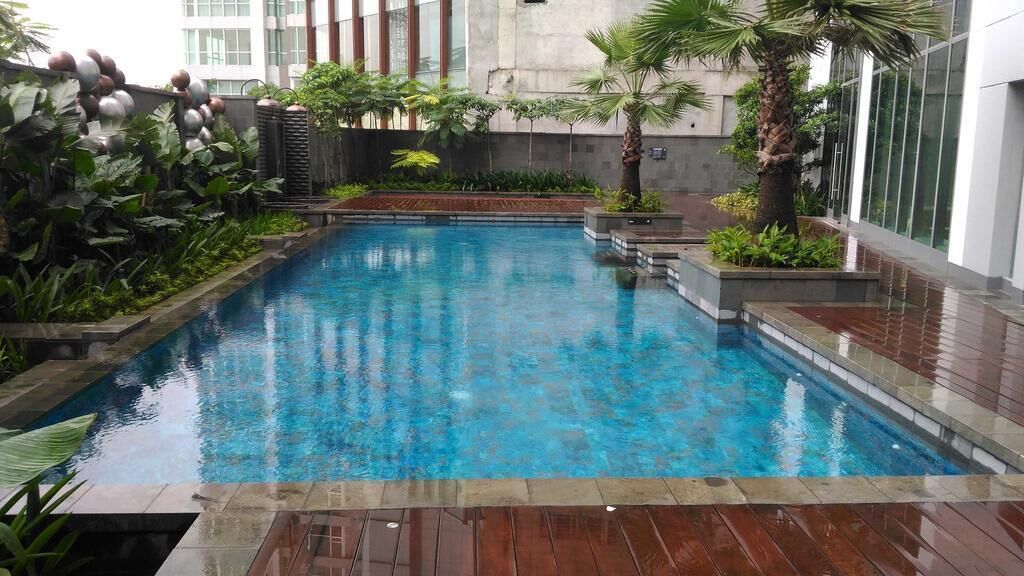 Una piscina al aire libre