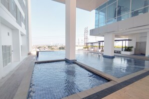 Outdoor pool - Simple And Chic Studio Near Ubaya At Kyo Society Apartment (Surabaya)