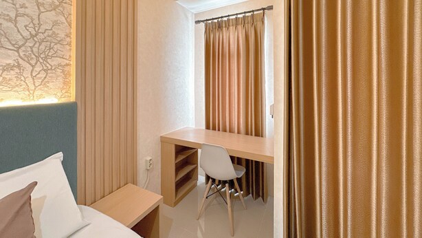 Quarto com uma cama, uma escrivaninha e uma cadeira.
