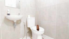 Ein Badezimmer mit Waschbecken, Toilette und Dusche.