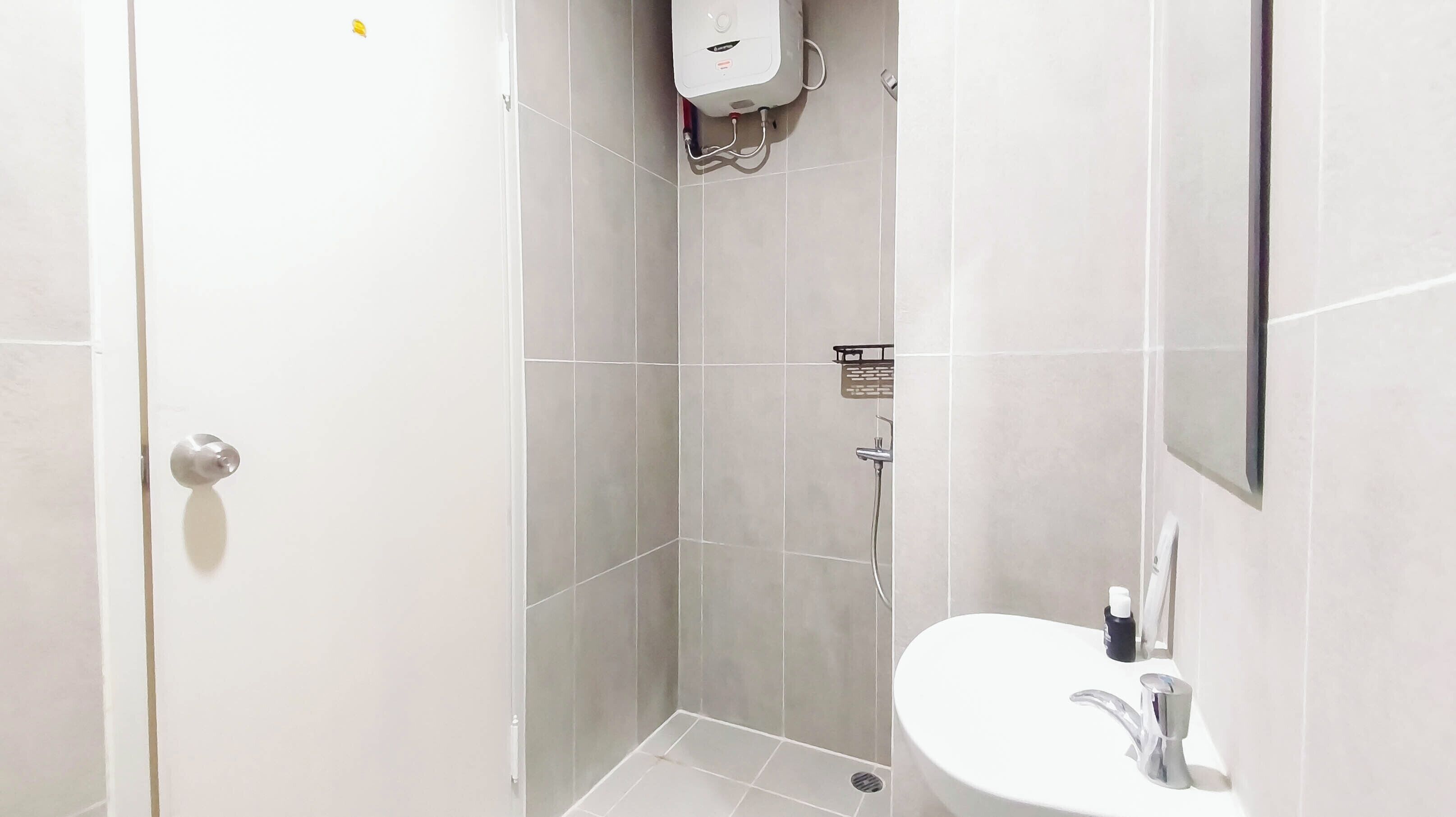 Ein Badezimmer mit Dusche, Waschbecken und Toilette.