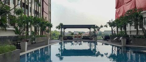 Una piscina al aire libre