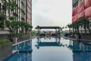 Outdoor pool - Relaxing Studio Apartment At Lrt City Jatibening (Bekasi)