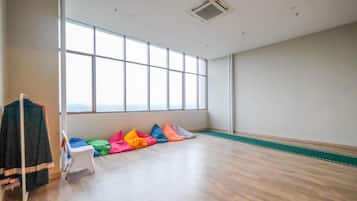 Zona de juegos infantil cubierta