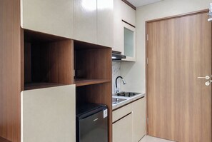 Private kitchen - Functional Studio At Royal Sentul Park Apartment (Bogor)