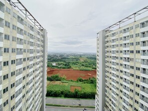 Un edificio alto con varios pisos, ventanas grandes y balcones.