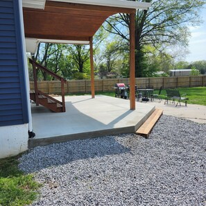 Outdoor dining - Rend House - The Perfect Getaway! (Whittington)