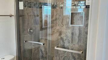 Serviettes fournies, savon, papier toilette