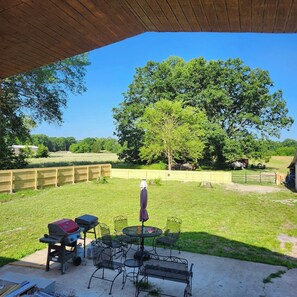 Outdoor dining - Rend House - The Perfect Getaway! (Whittington)