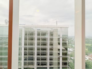 Um edifício moderno com fachada em grade e grandes janelas.