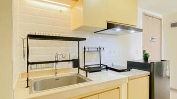 Standard Apartment | Private kitchen | Fridge, electric kettle