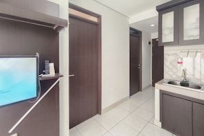Eine moderne Küche mit Backofen, Spüle und Arbeitsplatte.
