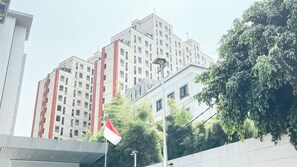 Ein mehrstöckiges Gebäude mit modernem architektonischen Design, das durch ein auffälliges Rot-Weiß-Farbkonzept gekennzeichnet ist.