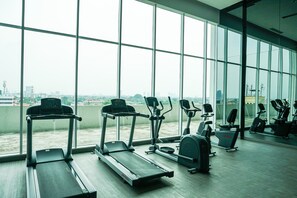 Ein Fitnessstudio mit Laufbändern, Ergometer und Crosstrainern.