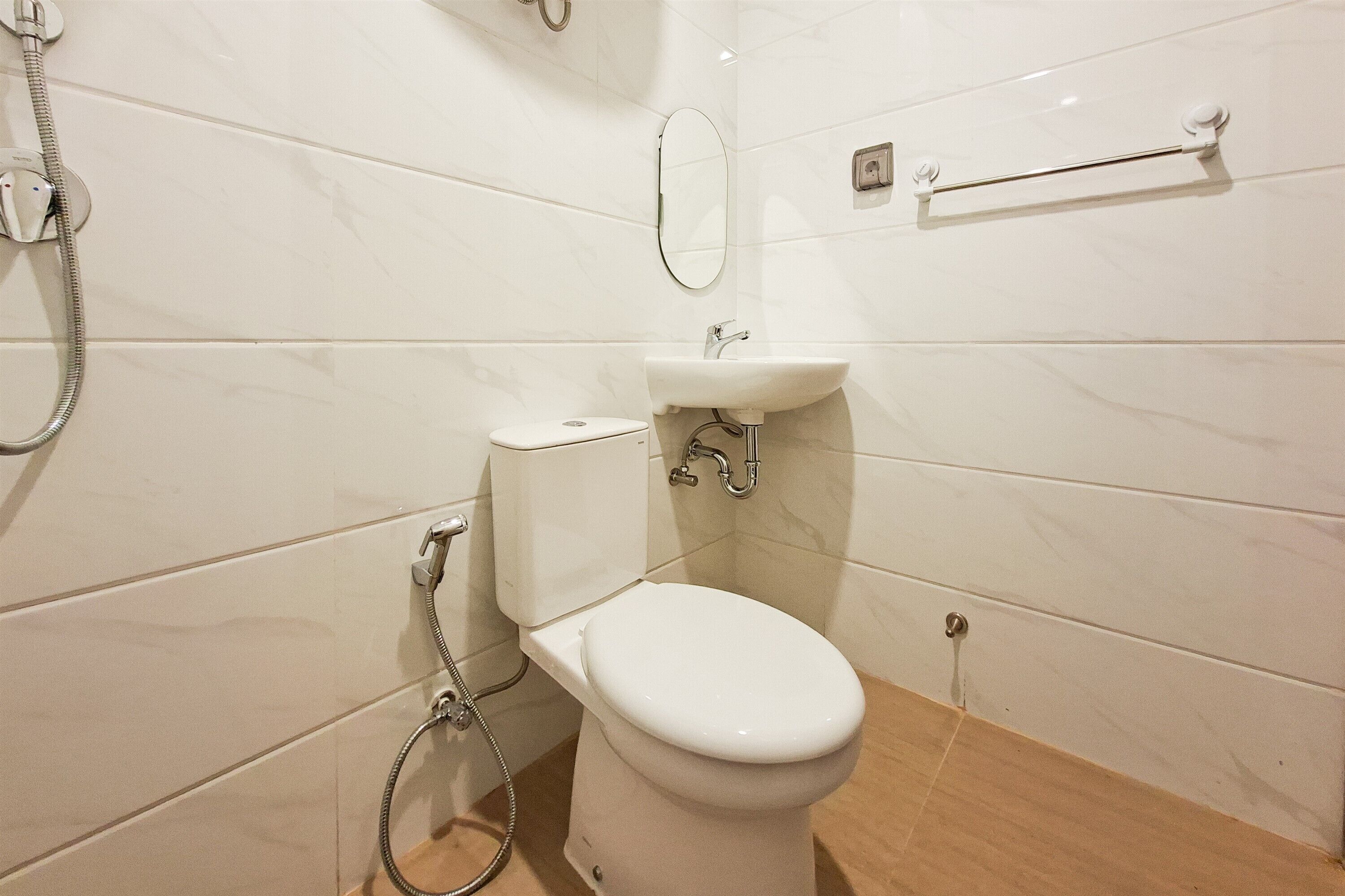 Ein Badezimmer mit Toilette, Waschbecken und Dusche.