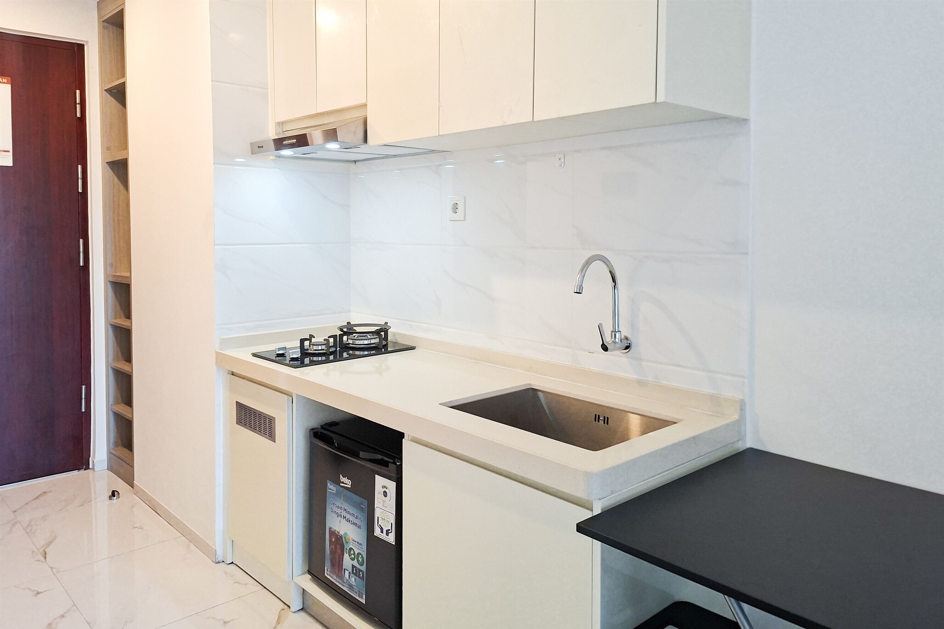 Een moderne keuken met een roestvrijstalen spoelbak, een inbouwfornuis en een vaatwasser.