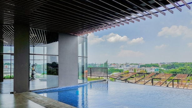 Piscina interior moderna com vista desobstruída para a paisagem urbana.