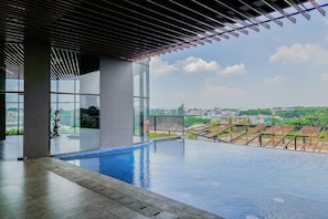 Ein Pool mit Infinity-Kante und freiem Blick auf die Skyline der Stadt.